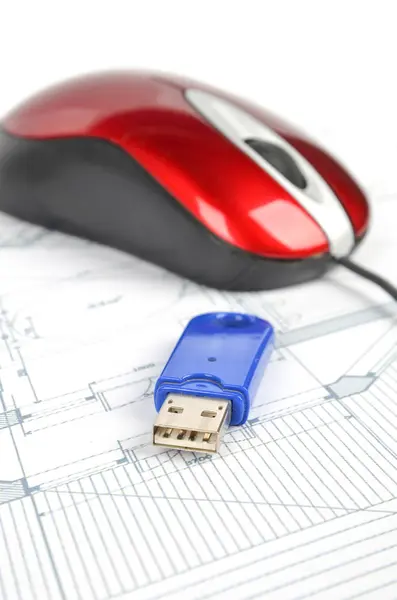 Disco USB, ratón rojo y plano —  Fotos de Stock