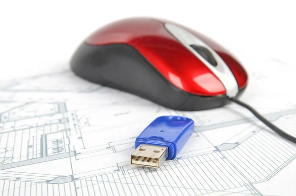 USB-schijf, rode muis en blauwdruk — Stockfoto