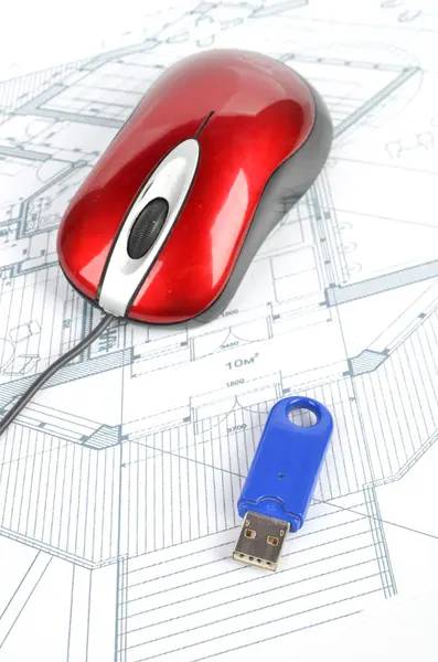 USB δίσκο, κόκκινο ποντίκι και το σχεδιάγραμμα — Φωτογραφία Αρχείου