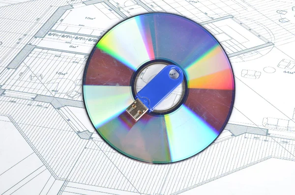 USB диск и DVD с чертежом — стоковое фото