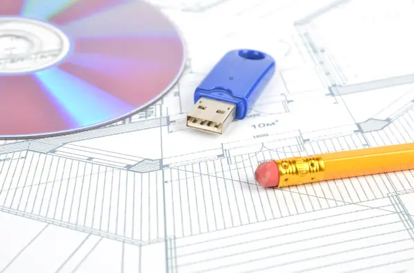USB dysk i dvd z plan — Zdjęcie stockowe