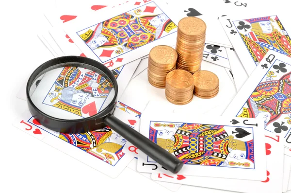 Poker och mynt med förstoringsglas — Stockfoto