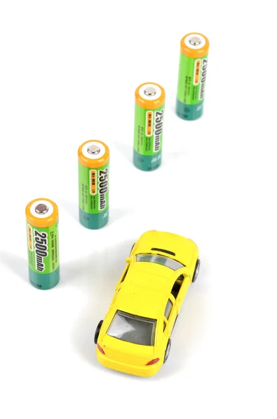 Батареї та іграшковий автомобіль — стокове фото