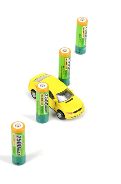 Batterien und Spielzeugauto — Stockfoto
