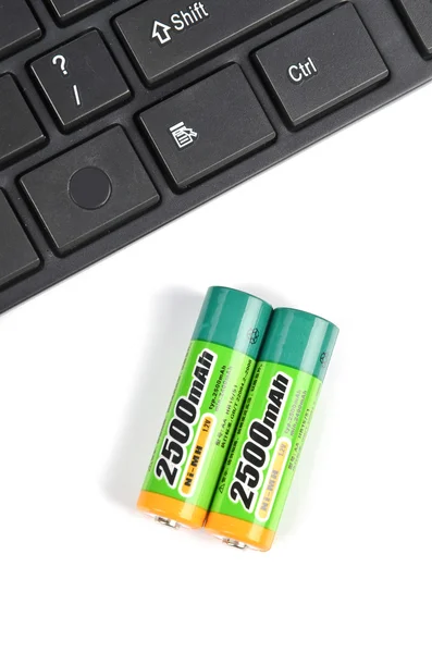 Battery and computer keyboard — Stock Photo, Image
