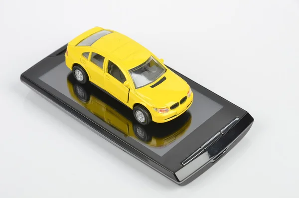 Slimme telefoon en speelgoed auto — Stockfoto