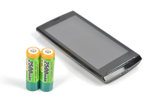Батарея и смартфон — стоковое фото