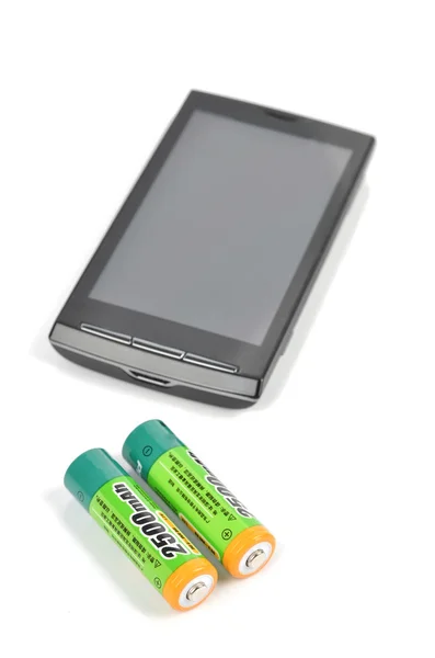 Batterij en slimme telefoon — Stockfoto