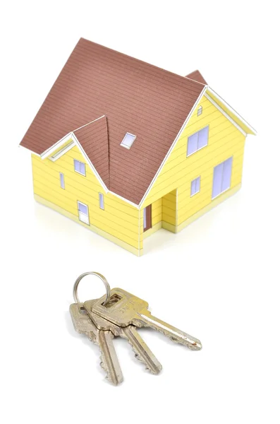 Модельный дом и ключ — стоковое фото