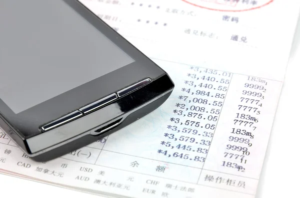 Smart telefon och passbook — Stockfoto