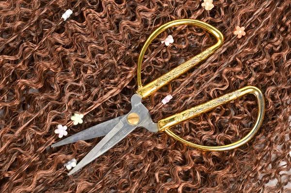 Scissors and wig — Stock Photo, Image