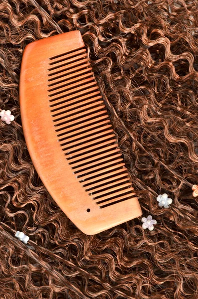 Pente e cabelo de madeira — Fotografia de Stock