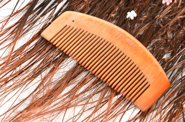 Wood comb and hair — Stock Photo, Image