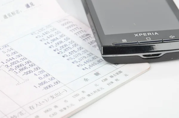 Smart telefon och passbook — Stockfoto
