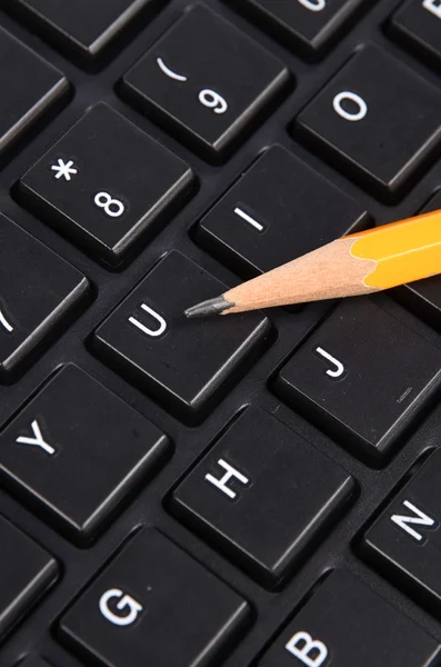 Комп'ютерна клавіатура та олівець — стокове фото