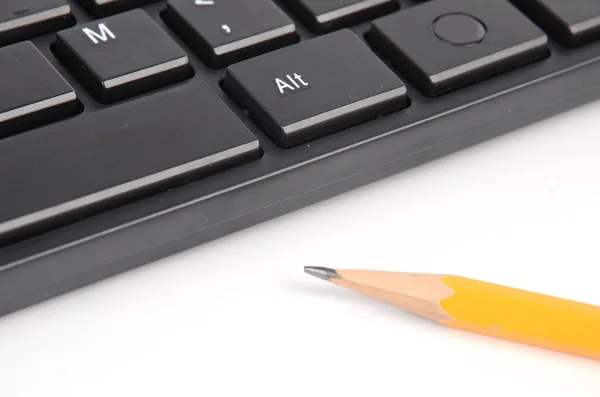 コンピューターのキーボードと鉛筆 — ストック写真