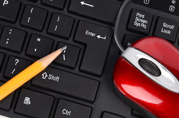 Υπολογιστή πληκτρολόγιο, ποντίκι και μολύβι — Φωτογραφία Αρχείου
