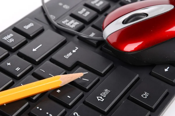 Клавиатура компьютера, мышь и карандаш — стоковое фото