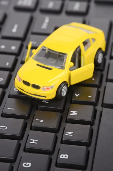 Computer tastiera e giocattolo auto — Foto Stock