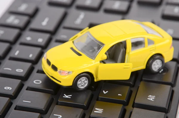 コンピューターのキーボードとおもちゃの車 — ストック写真