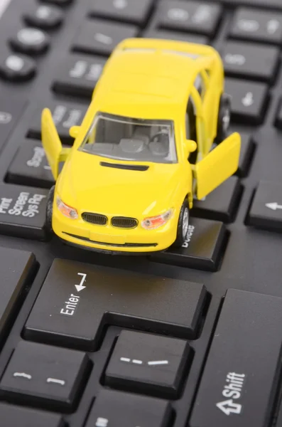 Teclado de computador e carro de brinquedo — Fotografia de Stock