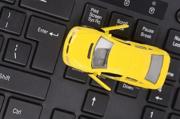 コンピューターのキーボードとおもちゃの車 — ストック写真