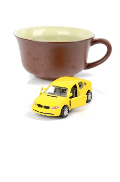 Speelgoedauto en kopje thee — Stockfoto