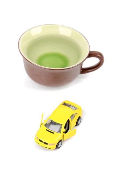 Carro de brinquedo e xícara de chá — Fotografia de Stock