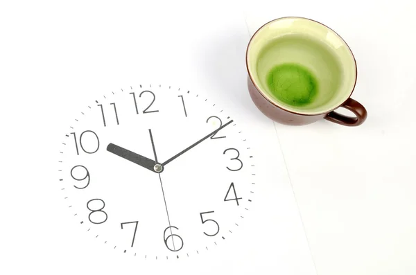 Taza de té en la esfera del reloj — Foto de Stock