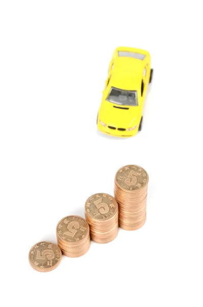 Speelgoedauto en munt — Stockfoto
