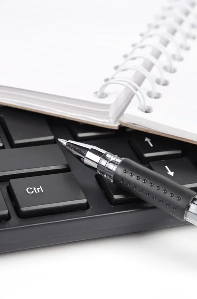 メモ帳とキーボード上のペン — ストック写真