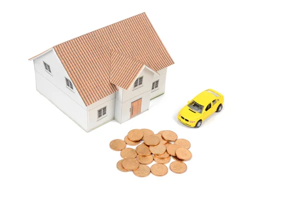 Іграшковий автомобіль і будинок з монетами — стокове фото