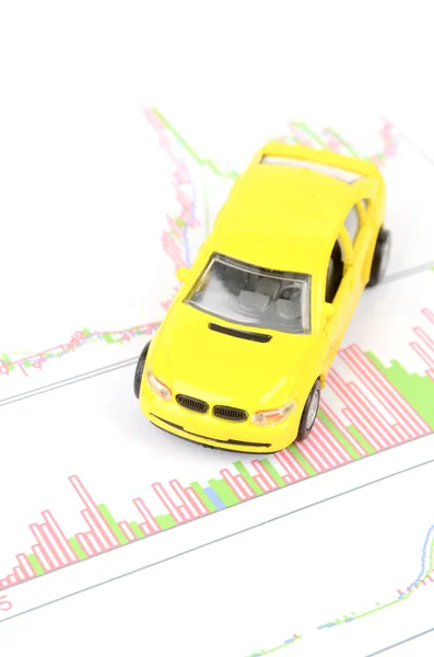 Spielzeugauto und Finanzgrafik — Stockfoto