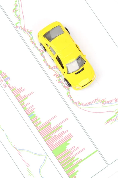 Carro de brinquedo e gráfico financeiro — Fotografia de Stock