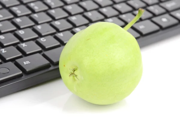 Päron och dator tangentbord — Stockfoto