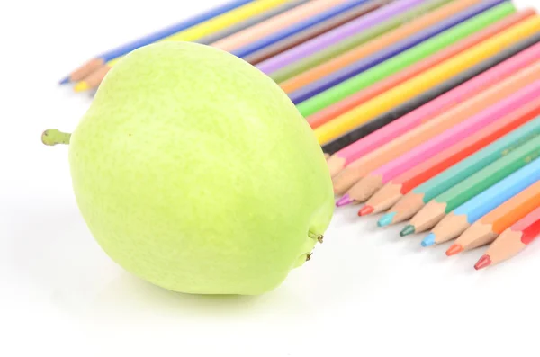 Груша и цветные карандаши — стоковое фото