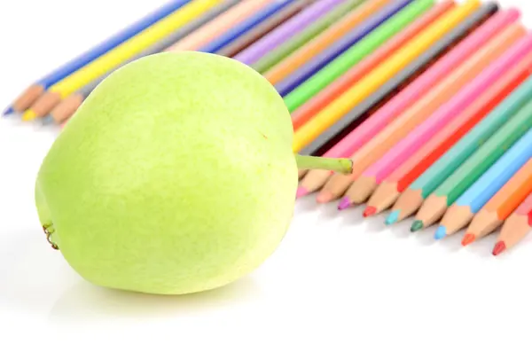 Груша и цветные карандаши — стоковое фото