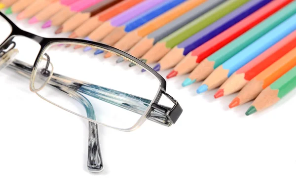 Renkli kalemler ve gözlük — Stok fotoğraf