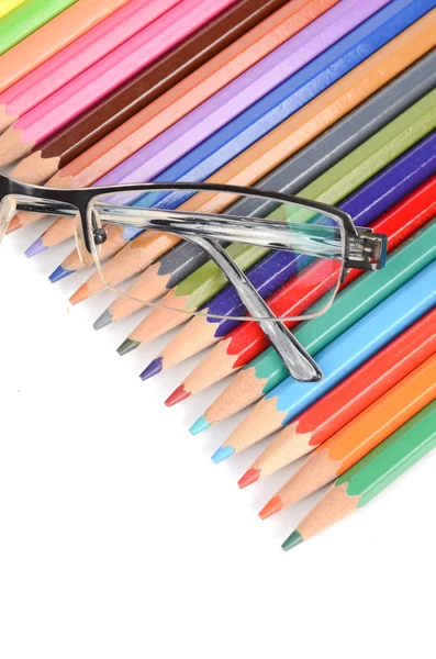 Színes ceruzák és szemüveg — Stock Fotó