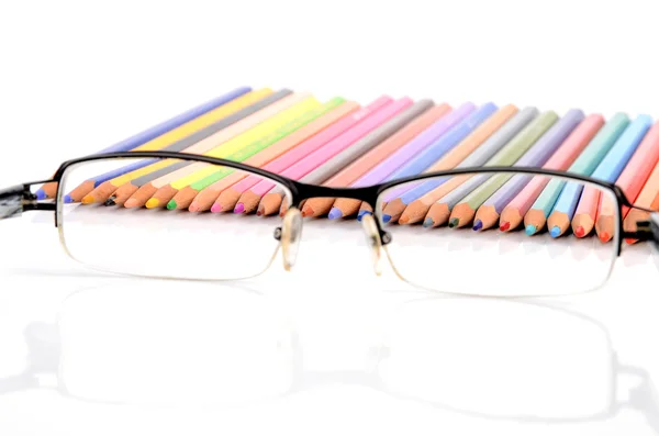 Μολύβια χρώματος και γυαλιά — Φωτογραφία Αρχείου