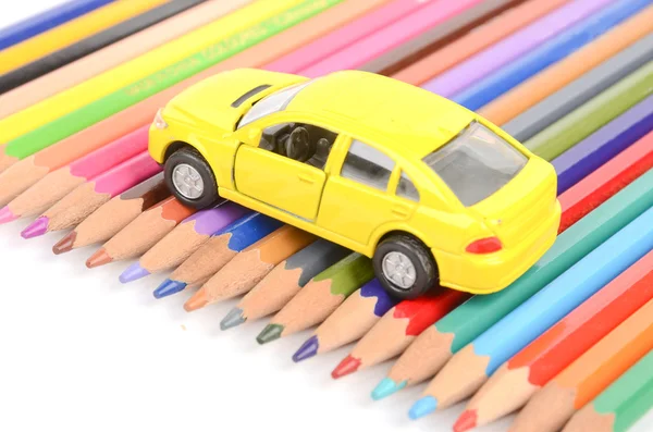 Кольорові олівці та іграшковий автомобіль — стокове фото