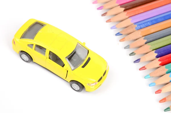 Цветные карандаши и игрушечный автомобиль — стоковое фото
