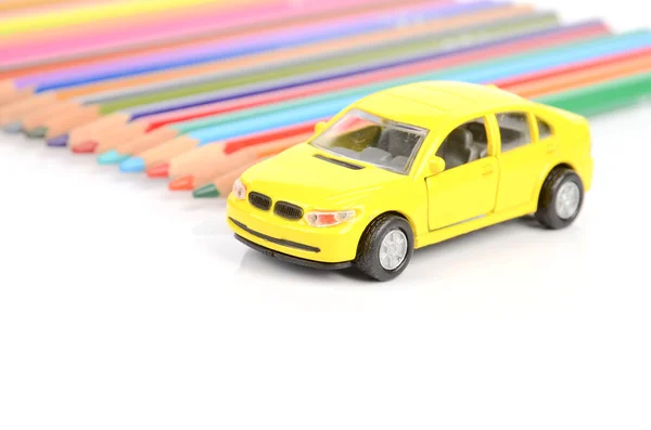 Цветные карандаши и игрушечный автомобиль — стоковое фото