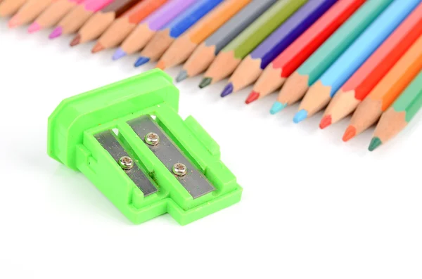 彩色铅笔和卷笔刀 — 图库照片