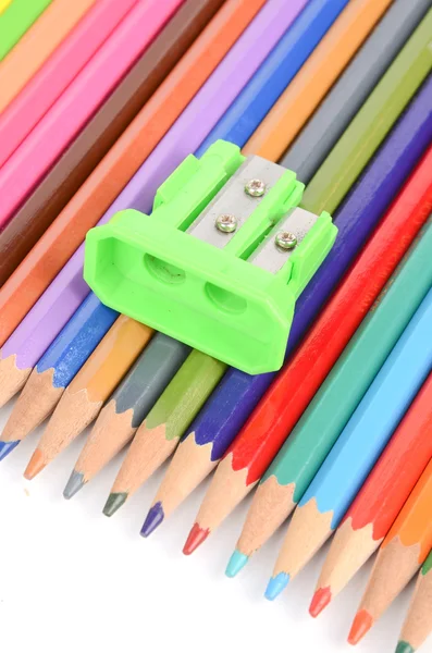 Crayons de couleur et taille-crayons — Photo