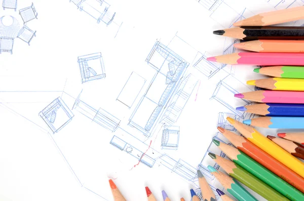 Цветные карандаши и домашний план — стоковое фото