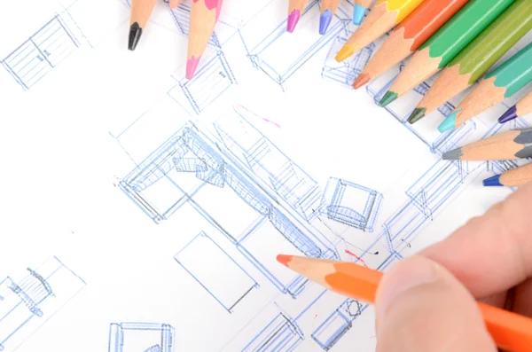 Цветные карандаши и домашний план — стоковое фото