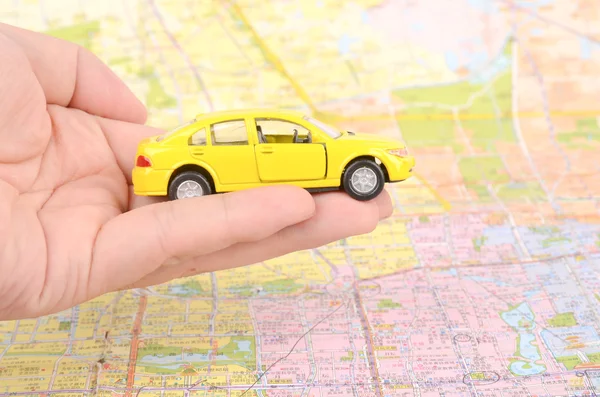 Іграшковий автомобіль і карта з пальцем — стокове фото