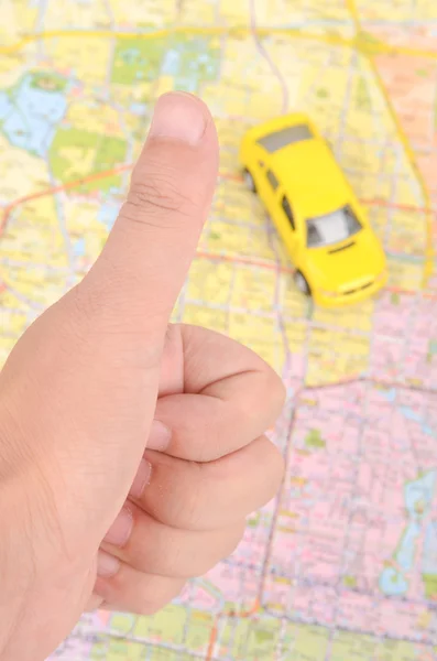 玩具车和地图用手指 — 图库照片