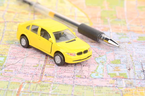 Oyuncak araba ve kalem ile harita — Stok fotoğraf
